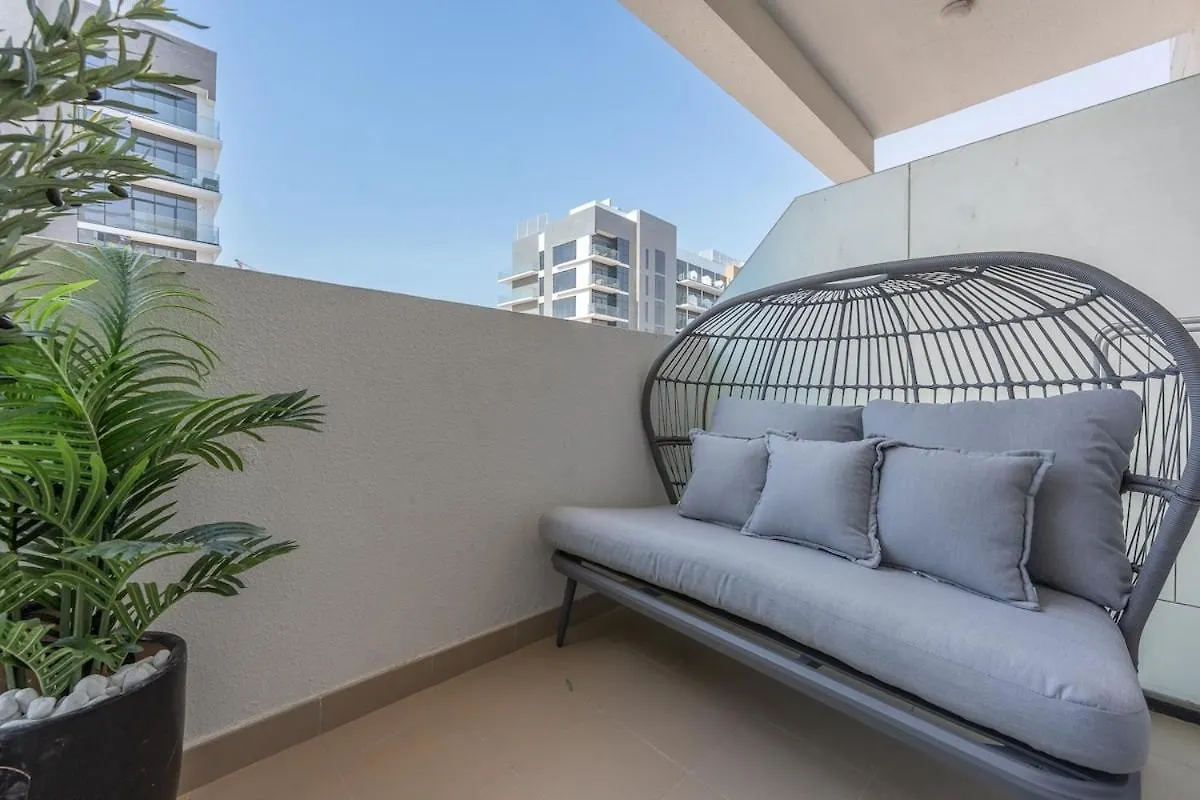 Elegant Studio Room Near Business Bay Modern Comfort With Balcony Views Dubai 0*,