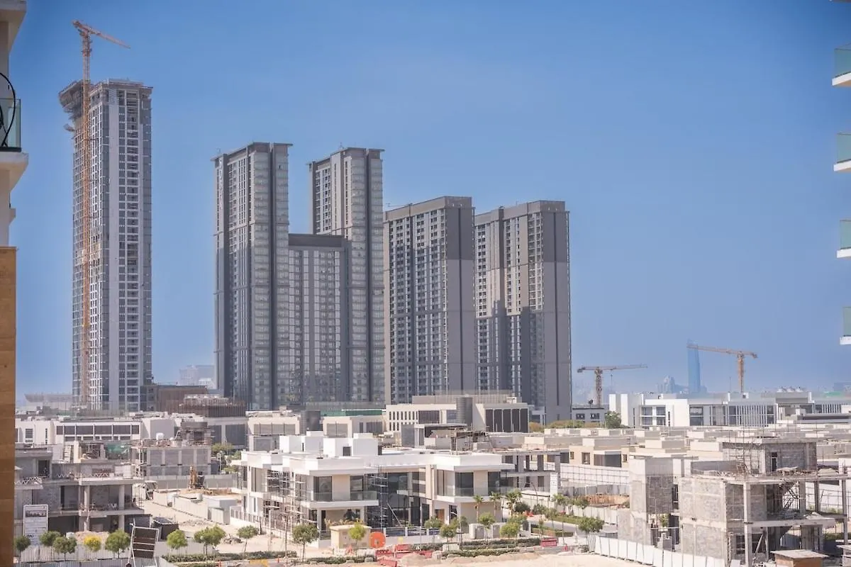 Elegant Studio Room Near Business Bay Modern Comfort With Balcony Views Dubai