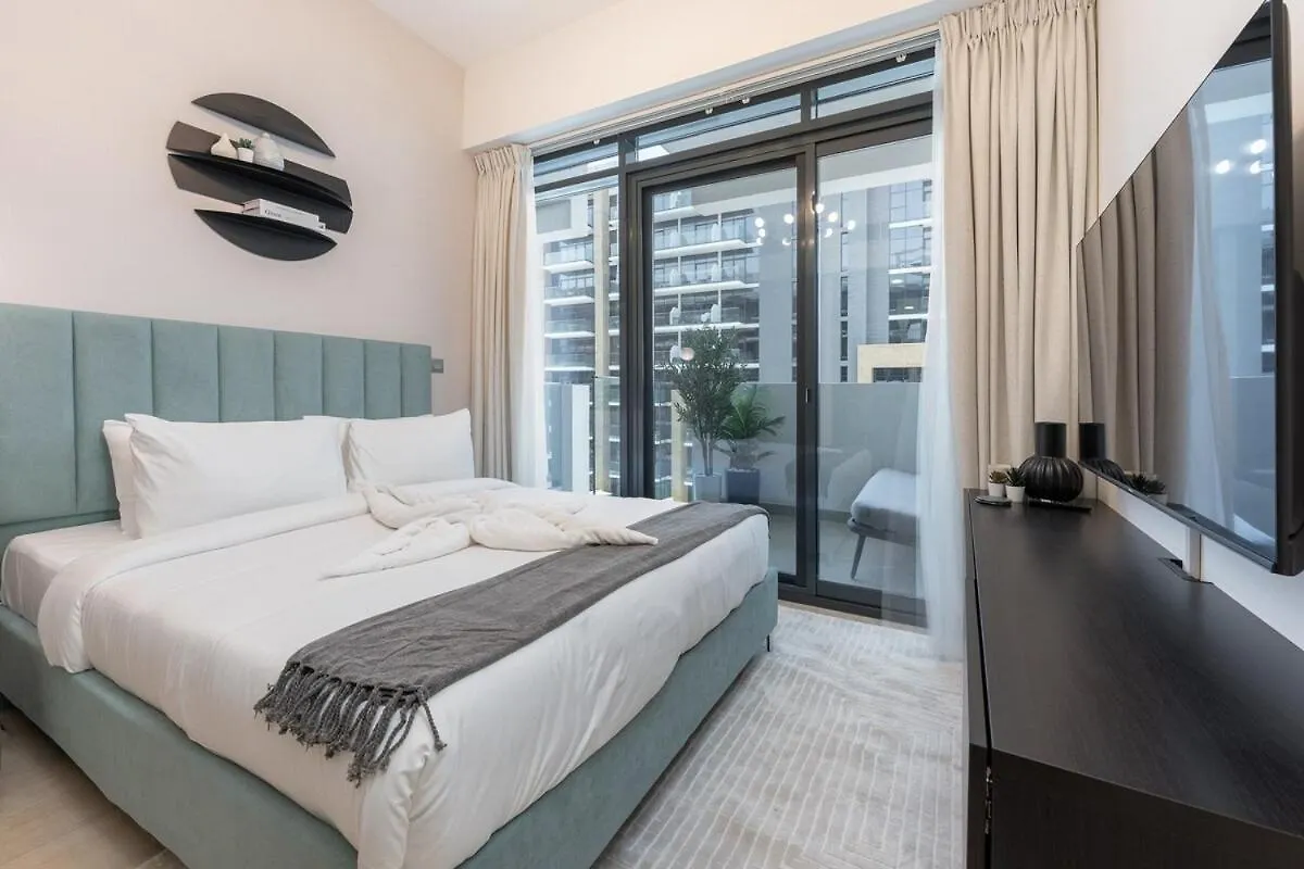 Elegant Studio Room Near Business Bay Modern Comfort With Balcony Views Dubai