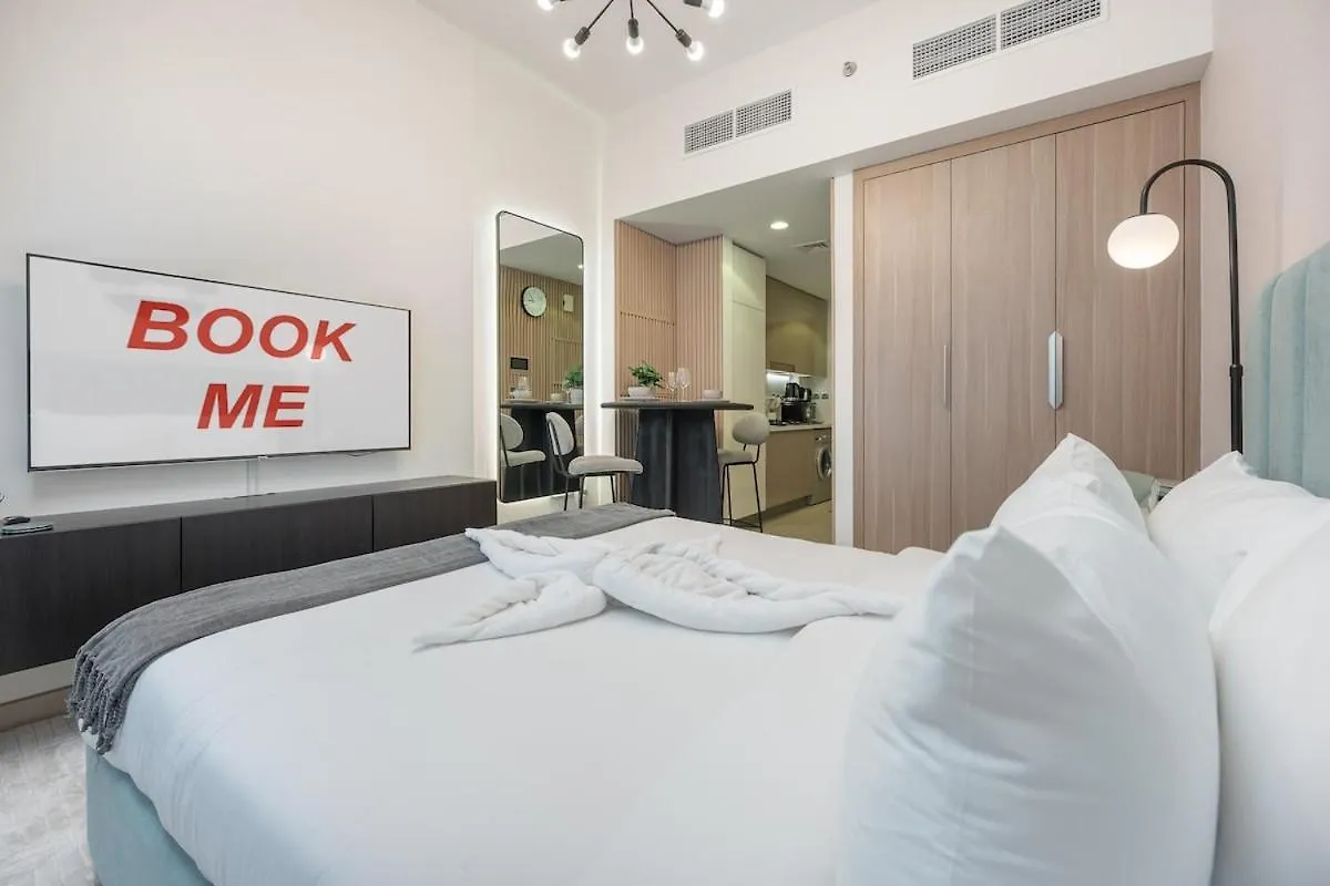 Apartment Elegant Studio Room Near Business Bay Modern Comfort With Balcony Views Dubai