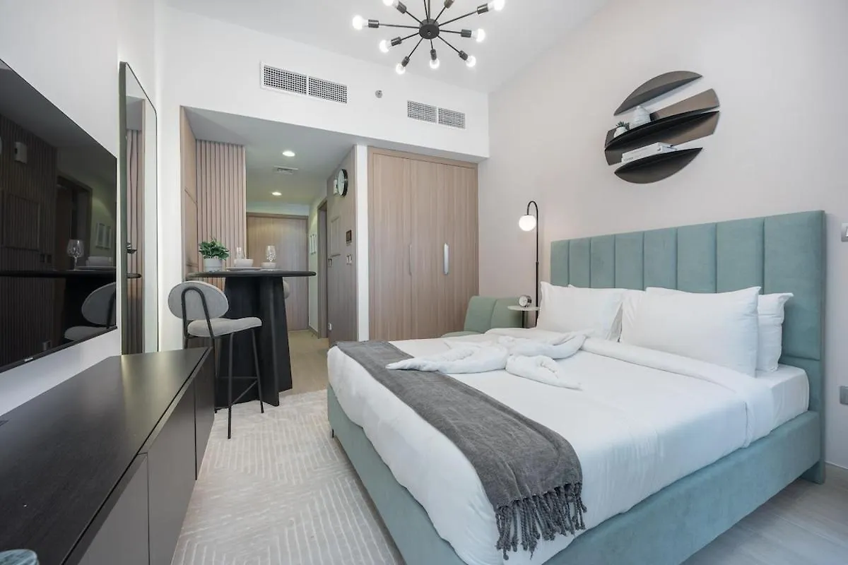 Elegant Studio Room Near Business Bay Modern Comfort With Balcony Views Dubai 0*,